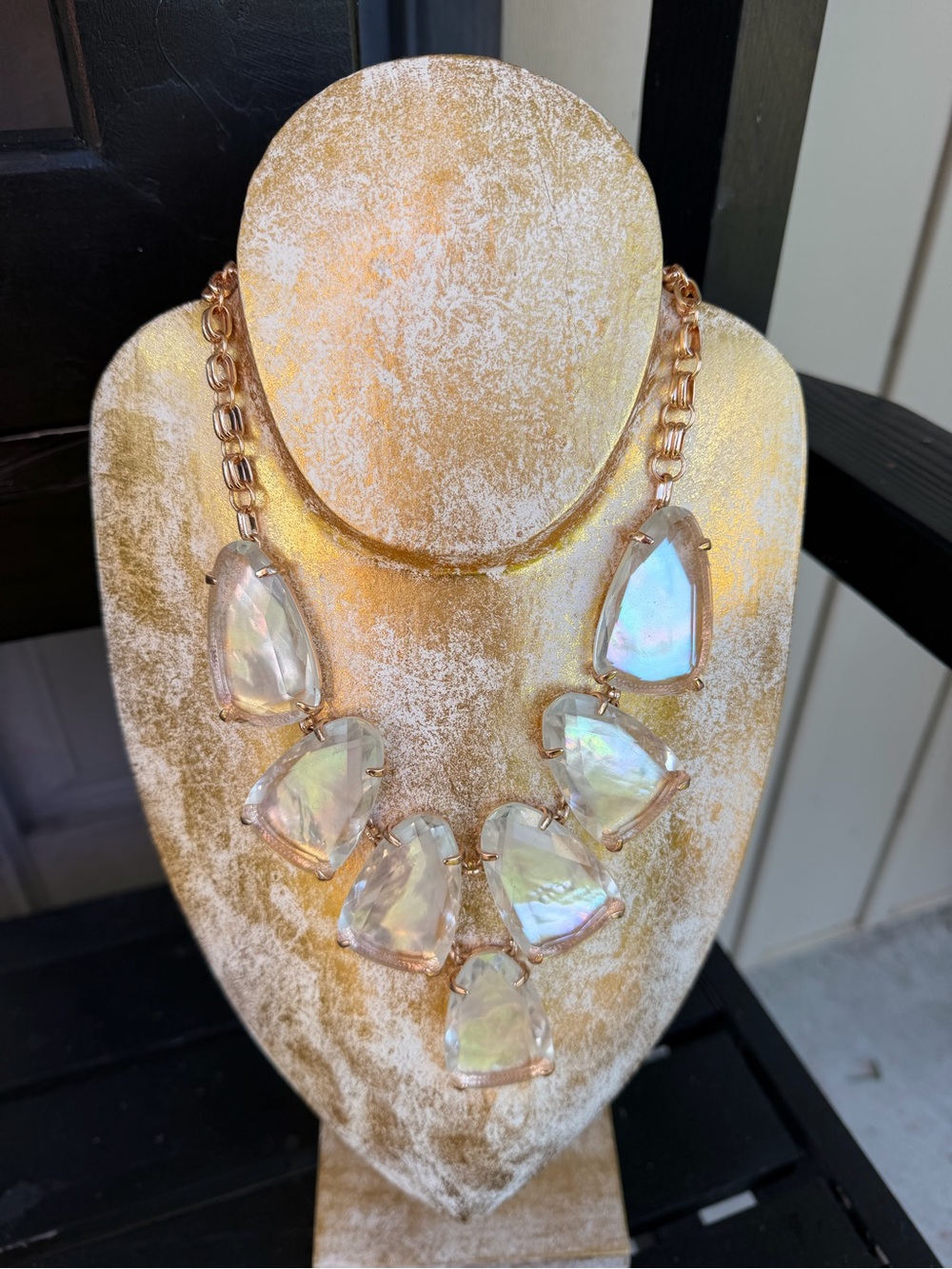 Gorgeous KENDRA SCOTT Harlow
Bib Necklace Rose Gold w/ White
Mother of Pearl NWT